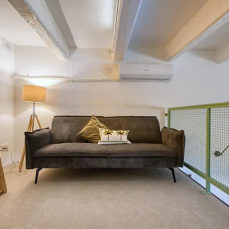 The 1br Home, Steps From Seafront *
